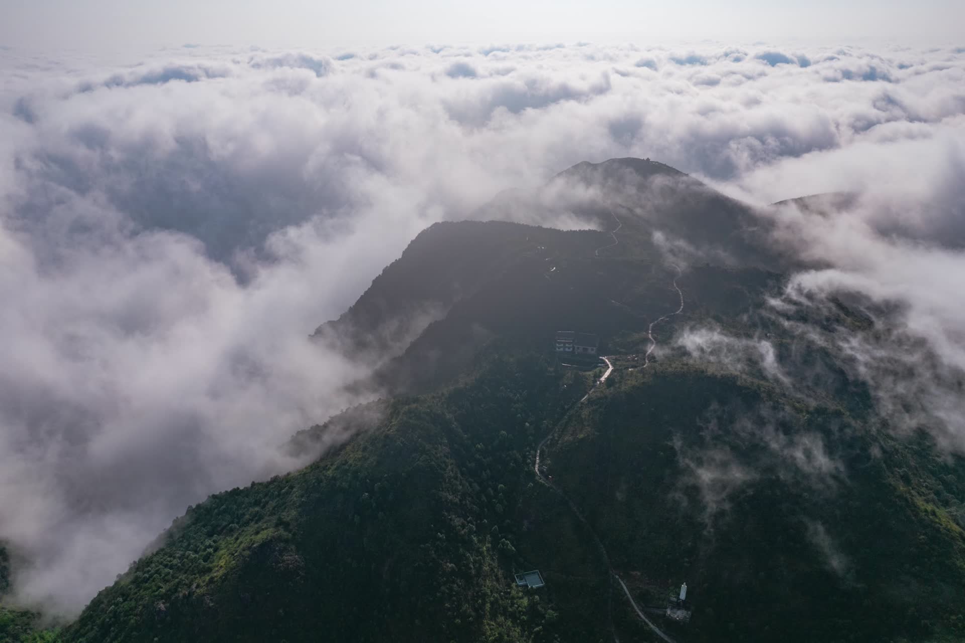 山顶云海延时实拍视频的预览图