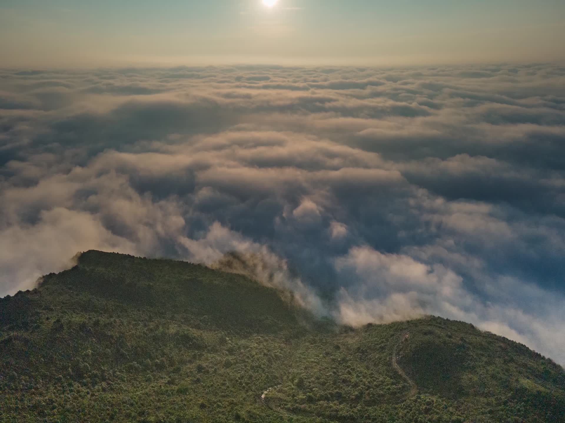 山顶太阳升起云海延时视频视频的预览图