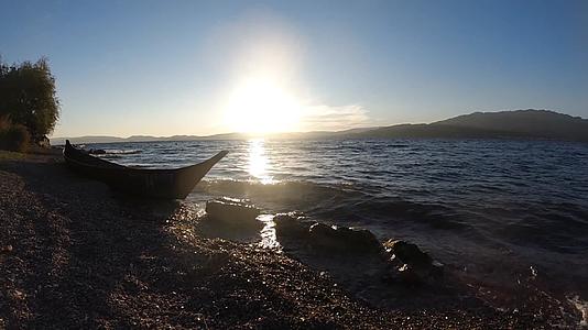 湖岸黄昏美景浪涛洗刷沙滩视频的预览图