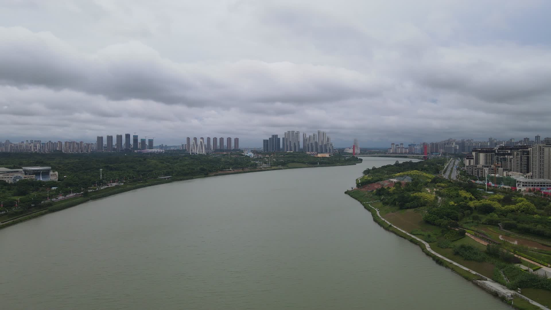 航拍广西南宁邕江两岸体育公园视频的预览图
