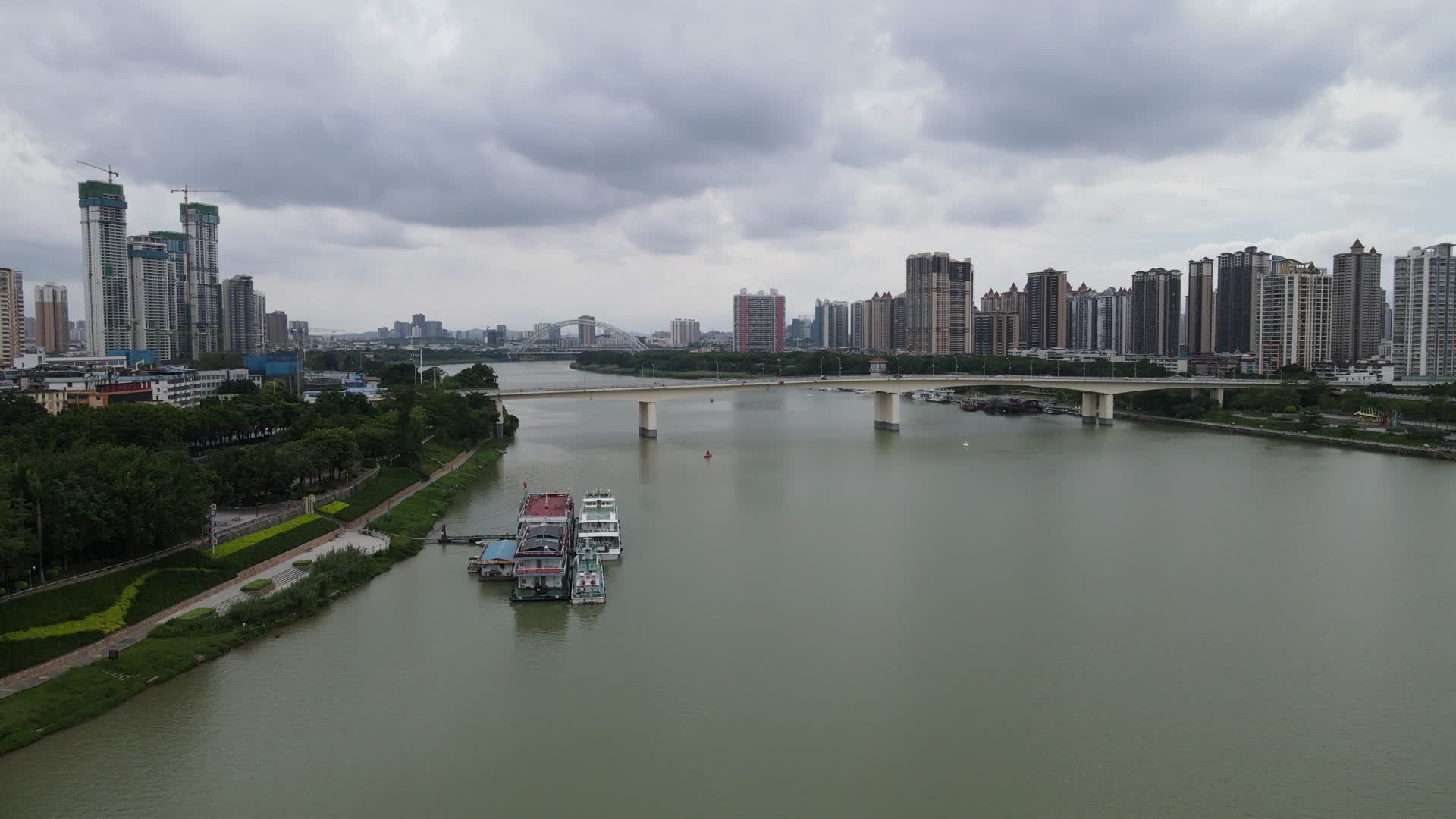 航拍广西南宁邕江北大桥视频的预览图