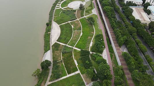 航拍广西南宁邕江河堤风光绿化带视频的预览图