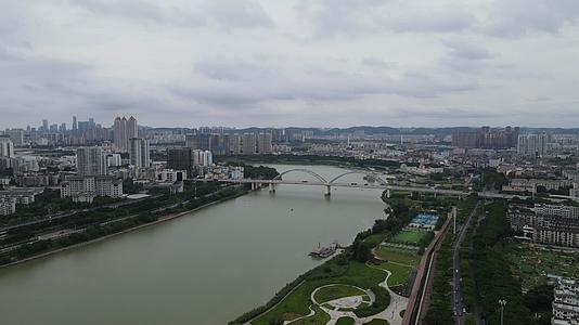 航拍广西南宁邕江凌铁大桥视频的预览图