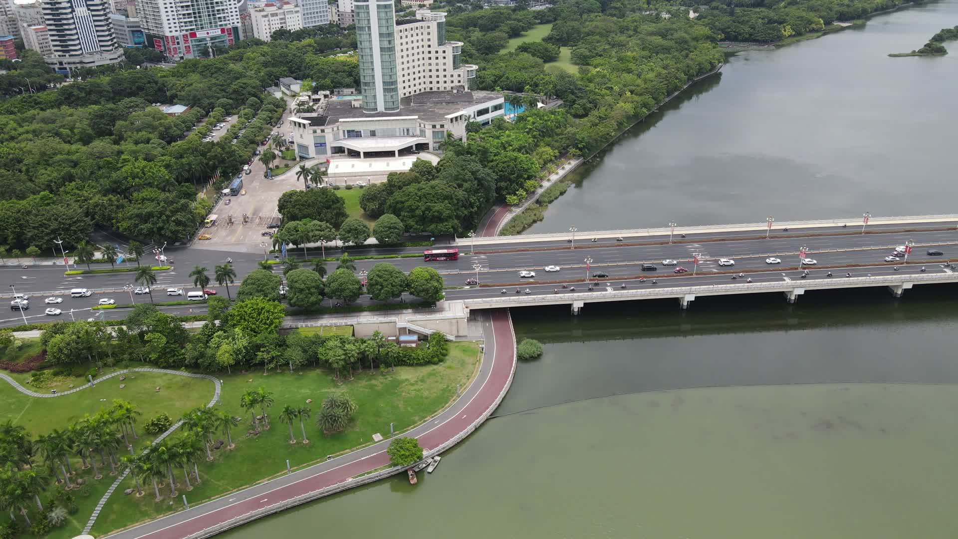 航拍广西南宁邕江桃源大桥交通汽车行驶视频的预览图