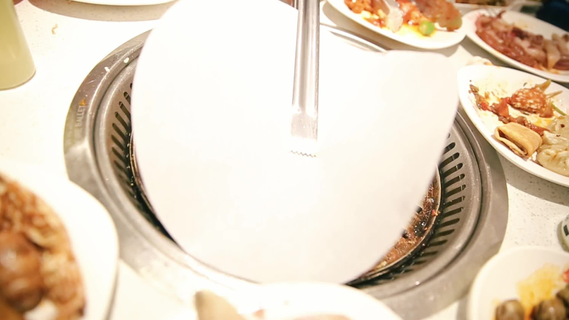 韩国烧烤纸上烤鲫鱼视频的预览图