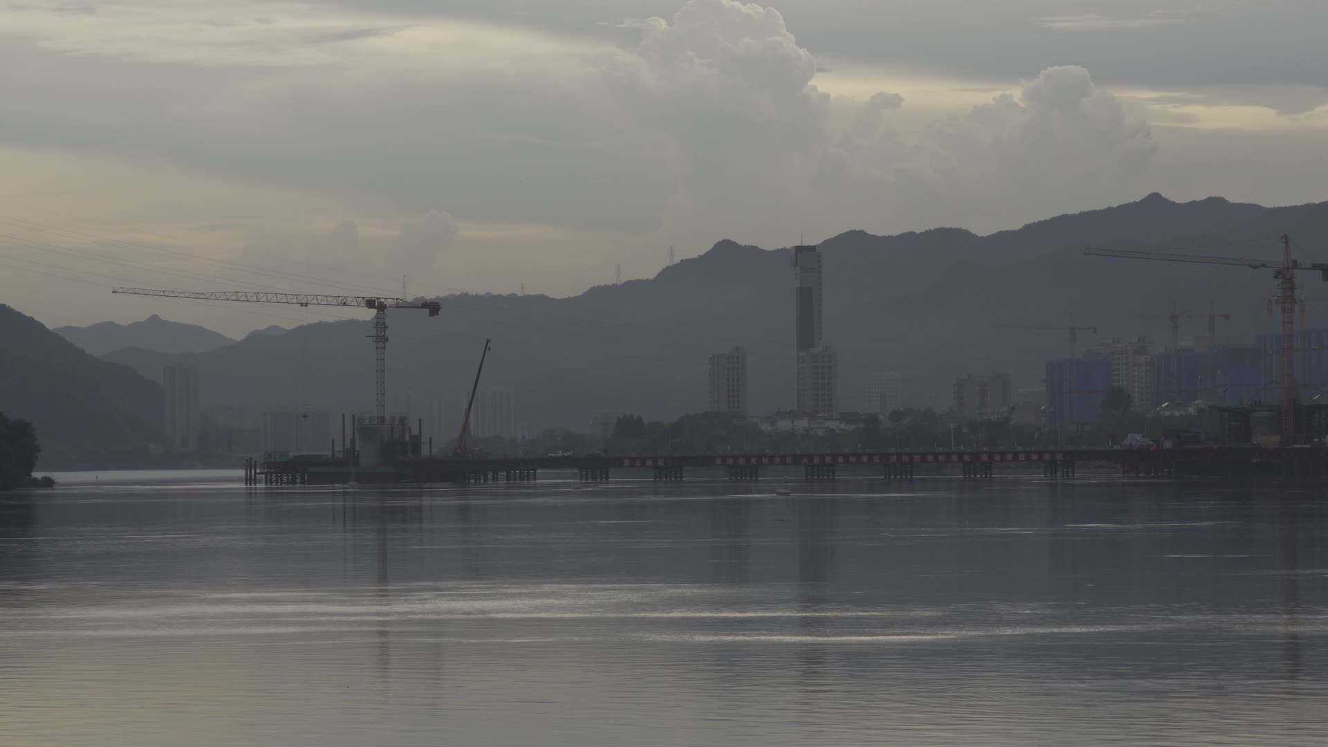 浙江建德新安江下午4K实拍视频视频的预览图