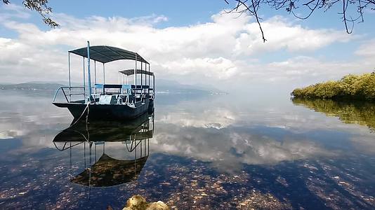 美如仙境的蓝色湖泊梦幻的船儿实拍视频视频的预览图