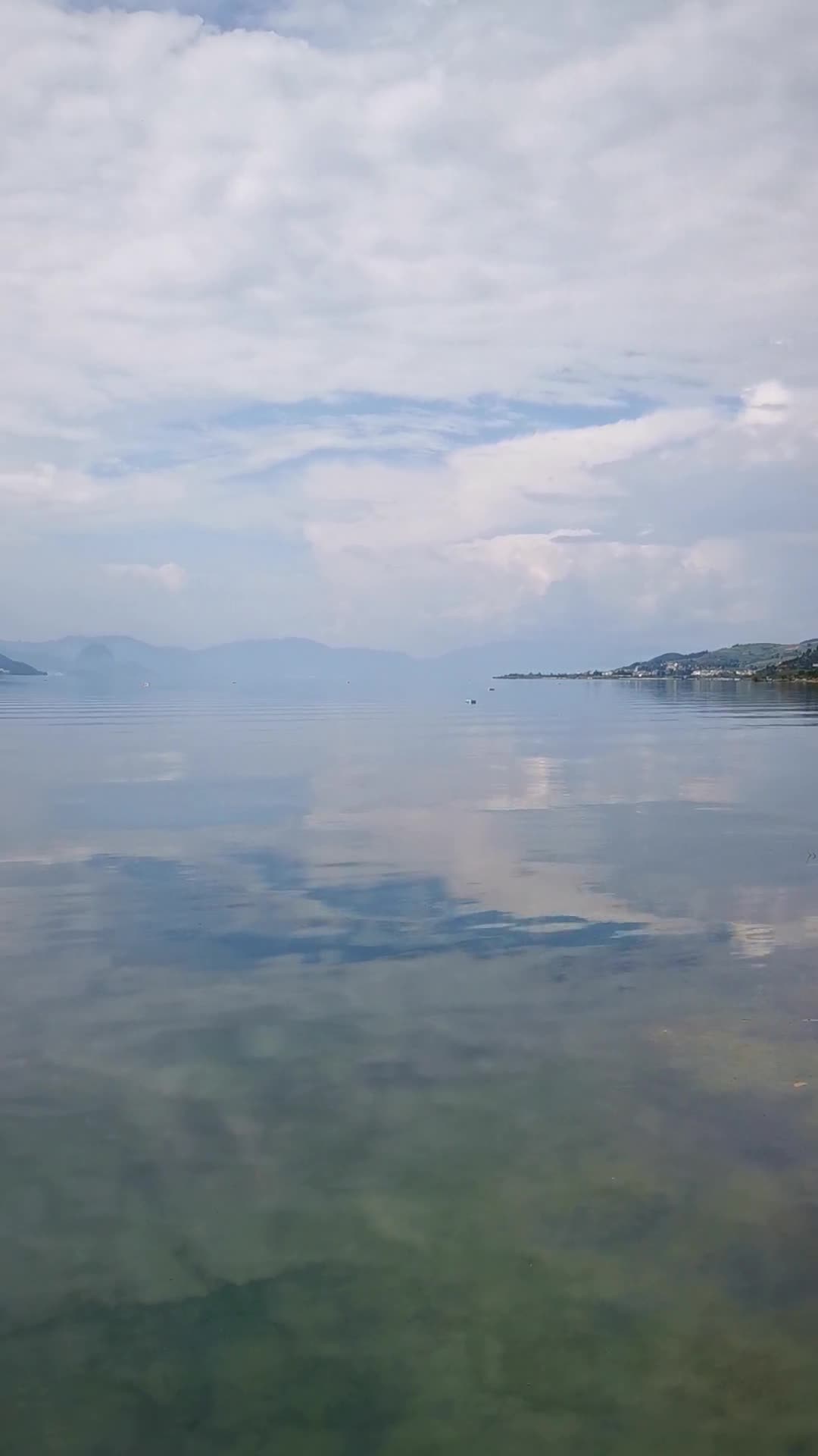 美如仙境的蓝色湖泊视频的预览图