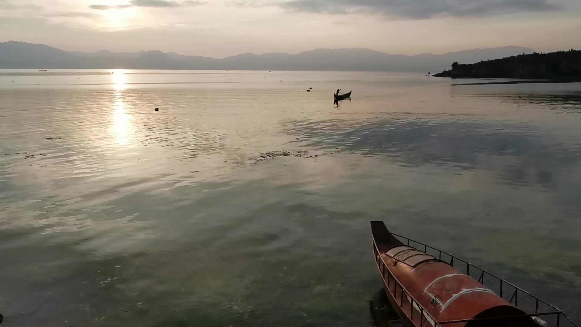湖泊黄昏美景静怡安详养心视频的预览图