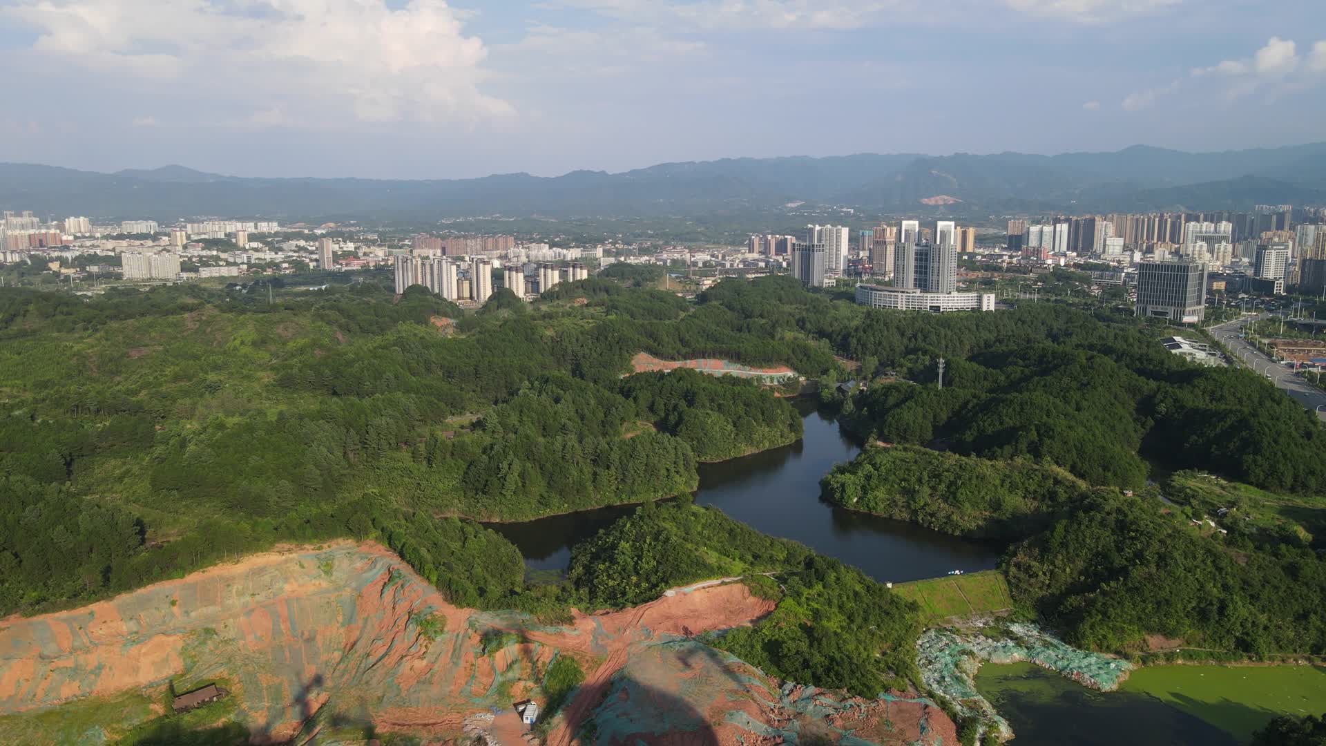 航拍城市公园水库森林视频的预览图