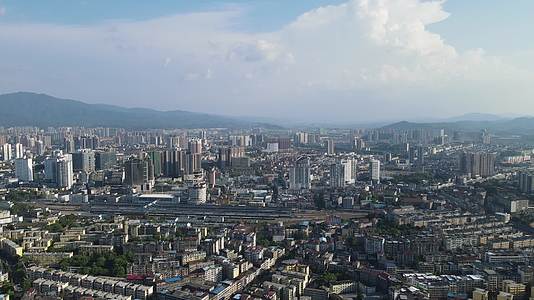 航拍湖南怀化城市天际线视频的预览图
