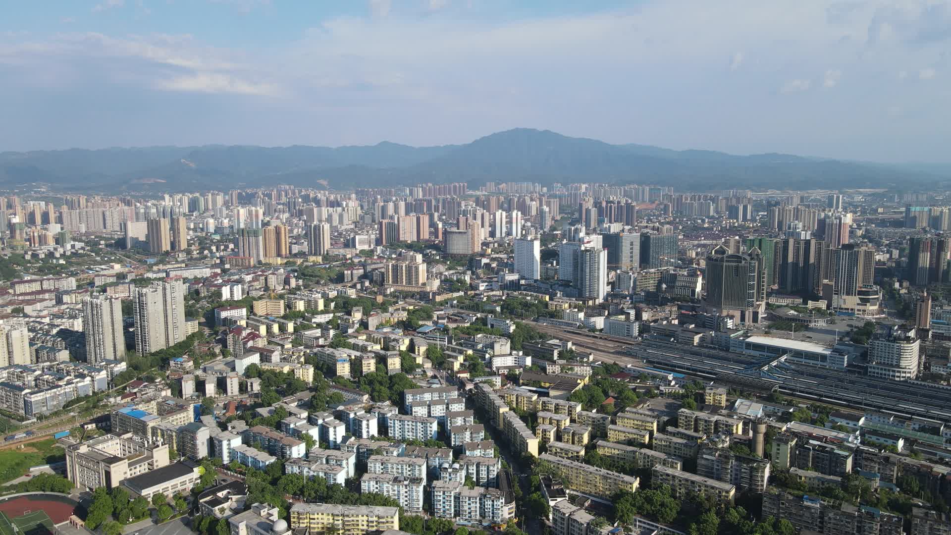 航拍湖南怀化城市天际线视频的预览图