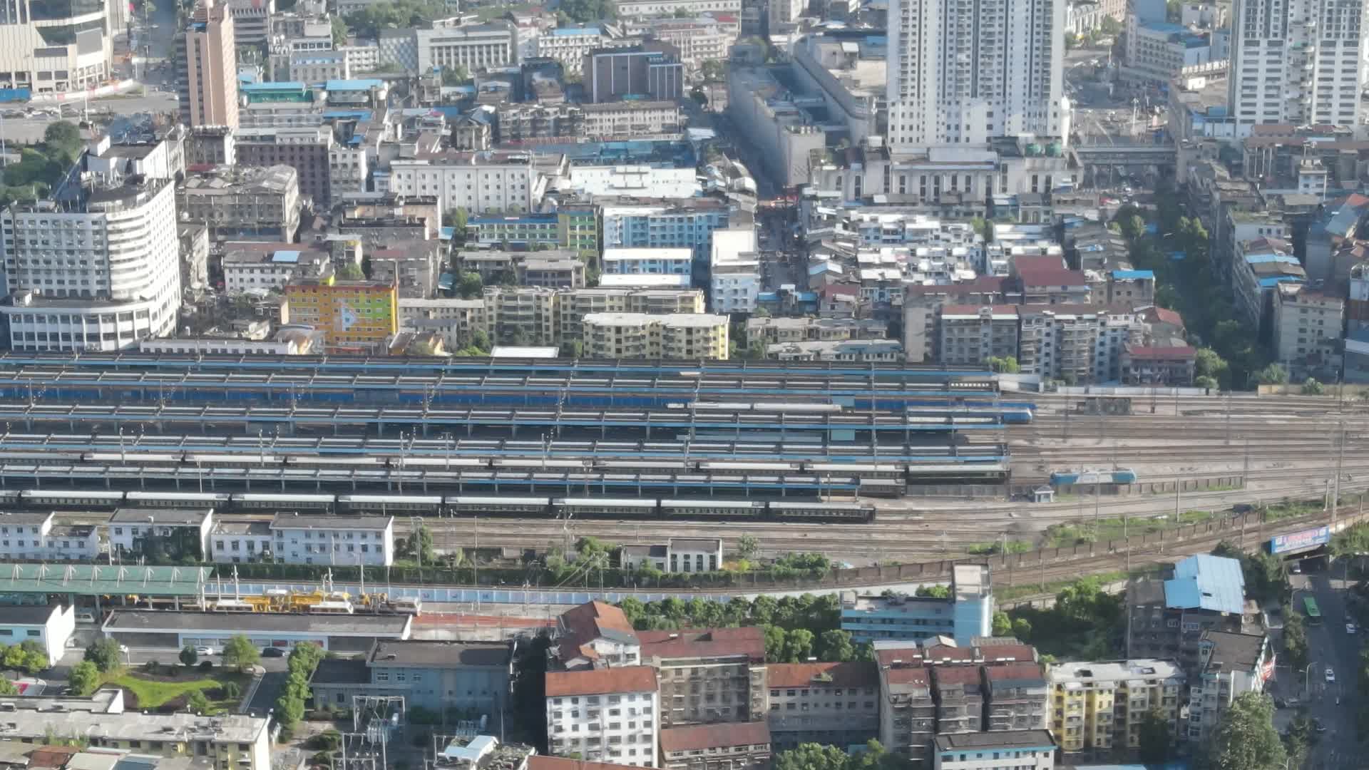航拍城市轨道交通车站视频的预览图