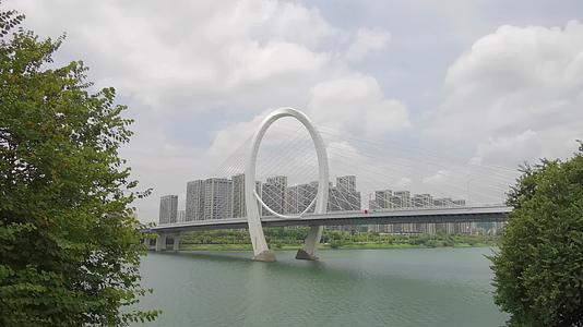 广西柳州白沙大桥城市风光实拍视频视频的预览图
