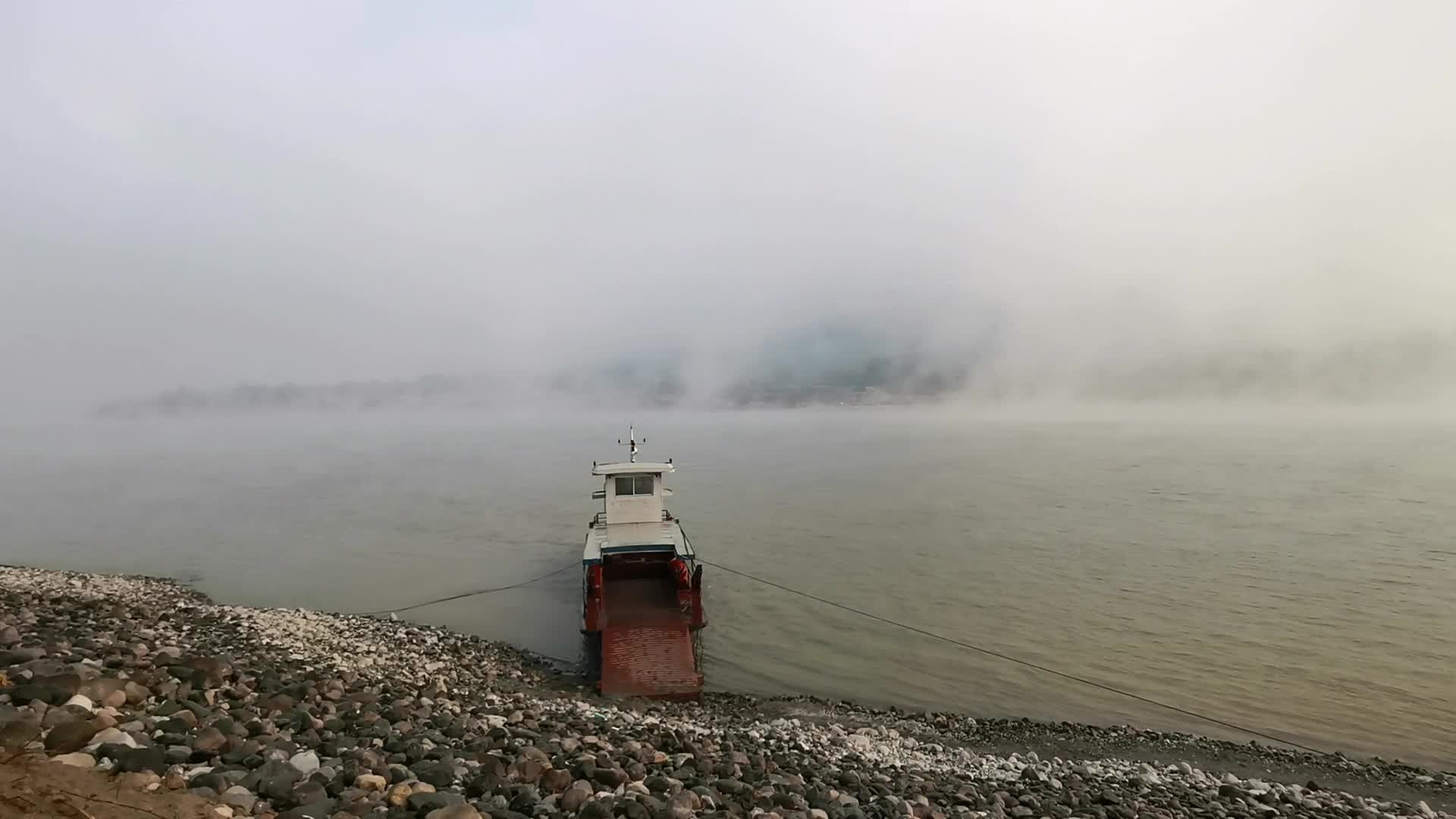 江岸美景云雾缭绕的晨码头波光荡漾视频的预览图