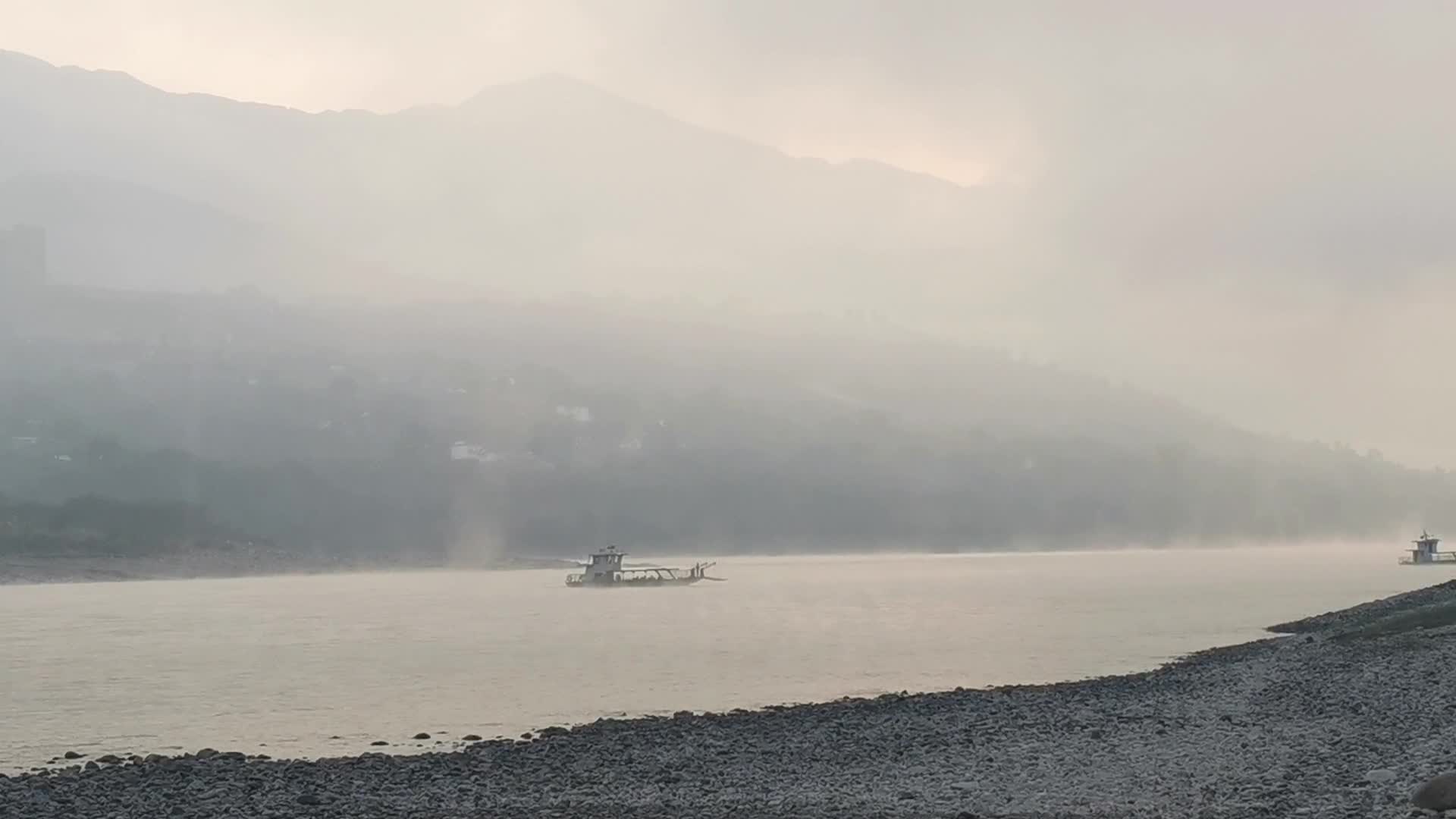 清晨江面航行的船云烟袅绕实拍视频视频的预览图