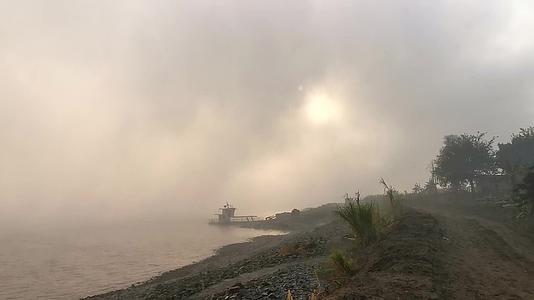 江岸美景云雾缭绕的晨码头波光荡漾延时视频视频的预览图
