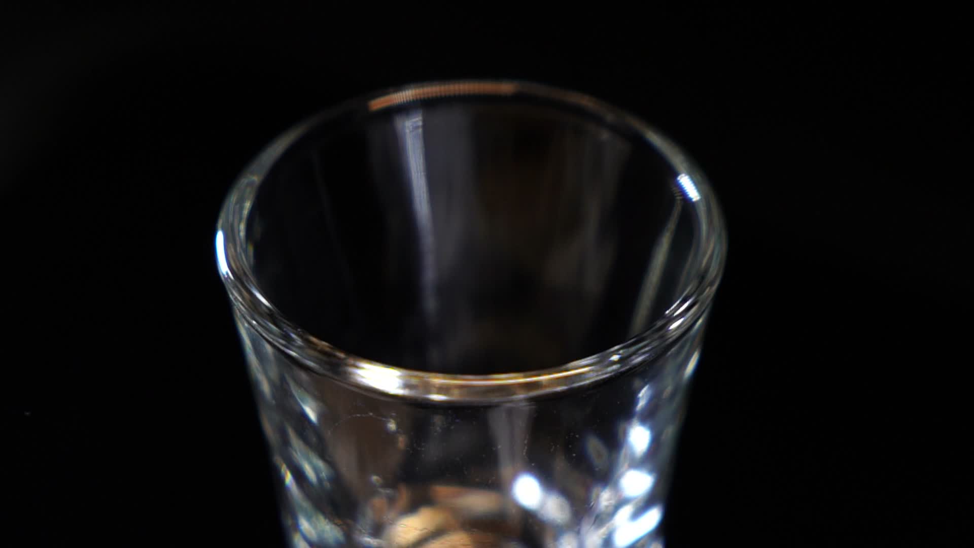 透明水杯倒酒倒水特写空镜头视频的预览图