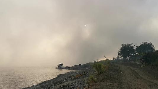 江岸美景云雾缭绕的晨码头波光荡漾实拍视频视频的预览图