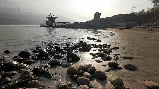 江岸美景云雾缭绕的晨码头波光荡漾沙滩鹅卵石视频的预览图