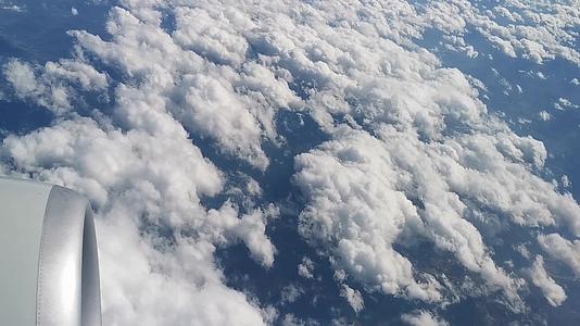 机舱外流浪的云视频的预览图