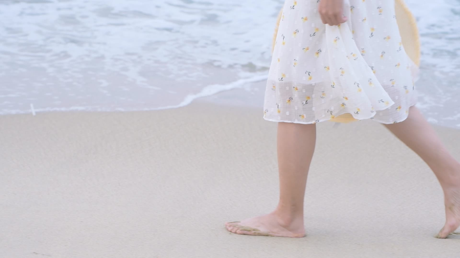 4K少女在沙滩漫步脚部特写美女海边散步视频的预览图