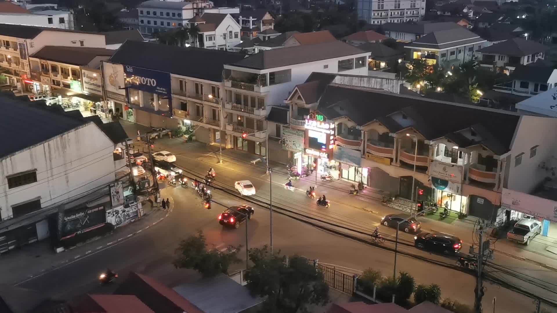 异国夜晚城市街道实拍视频视频的预览图