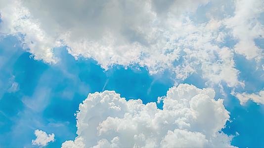 4K唯美云层移动延时耶稣光丁达蓝天白云视频的预览图