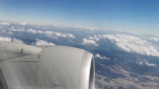 飞机机舱外的云朵视频的预览图