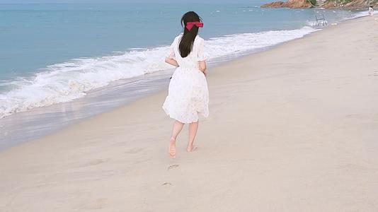 1080升格少女在沙滩上奔跑美女海边浪漫视频的预览图