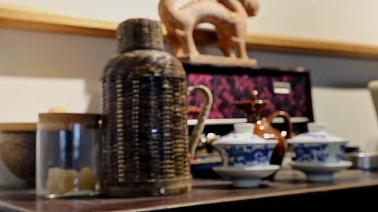 竹编老茶壶保温水瓶视频的预览图