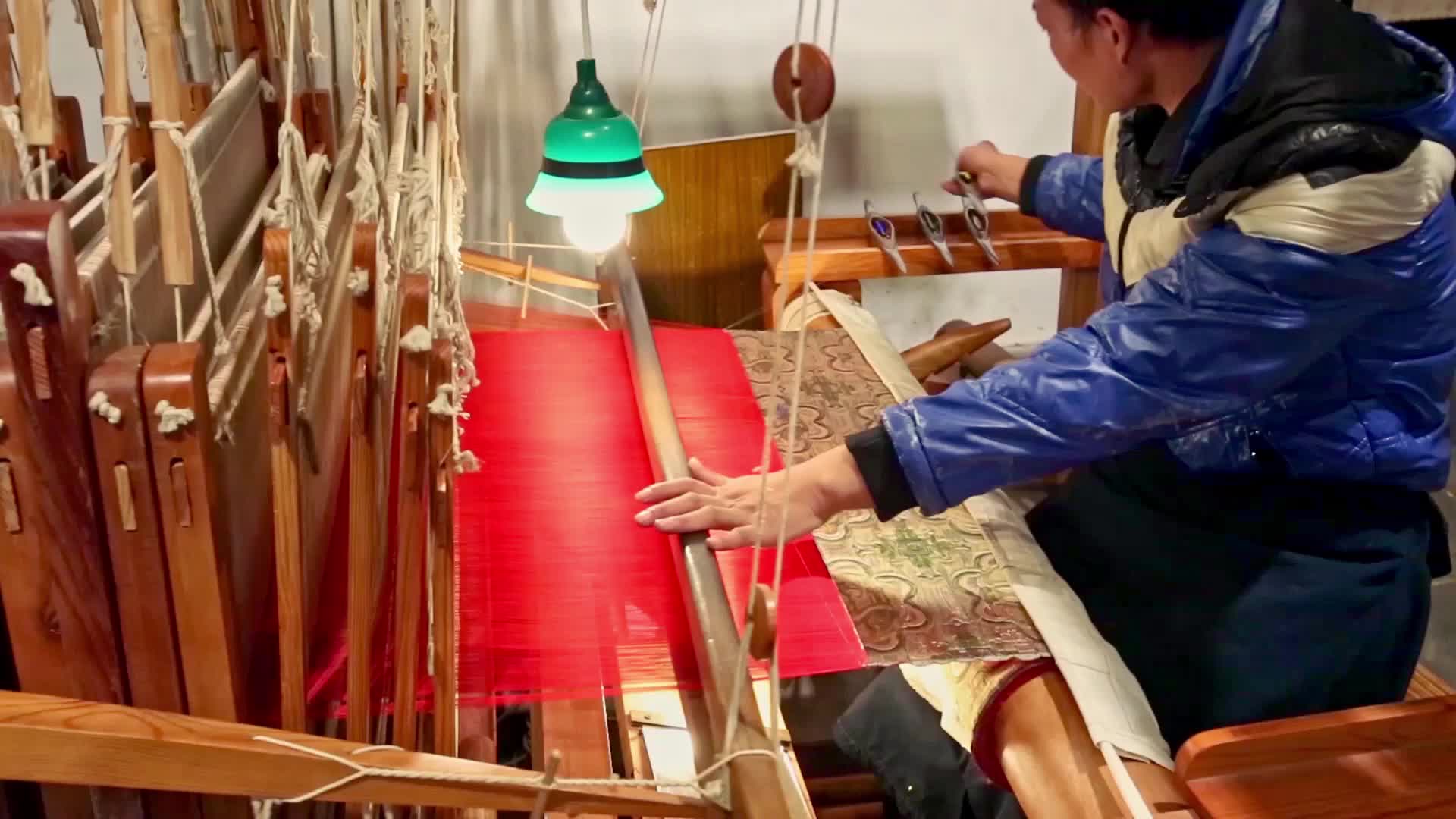 蜀绣传统织布工艺技术实拍视频视频的预览图