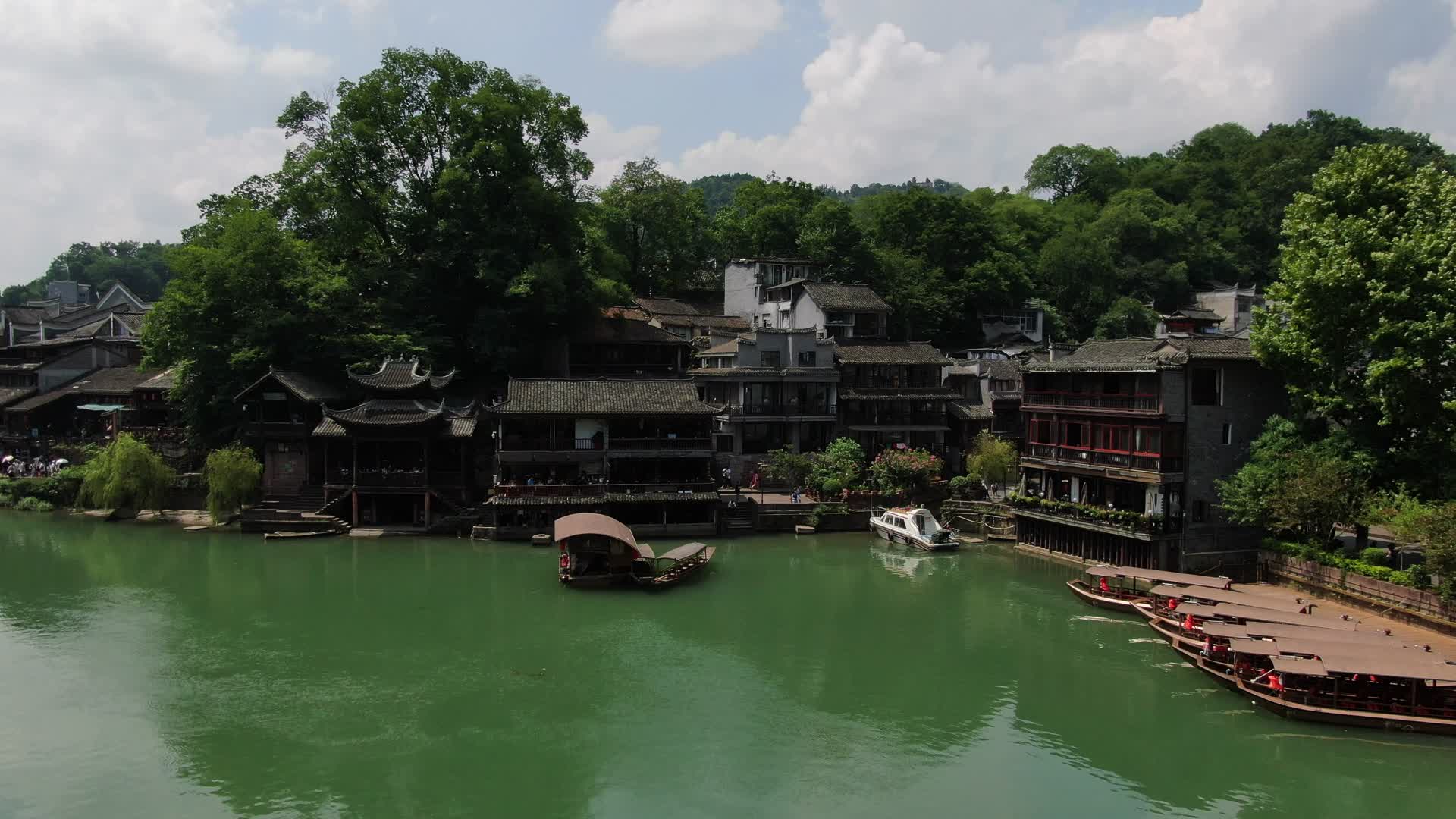 湖南湘西凤凰古城旅游景点4K航拍视频视频的预览图
