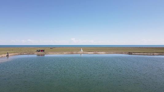 青海湖湖边白塔航拍视频的预览图