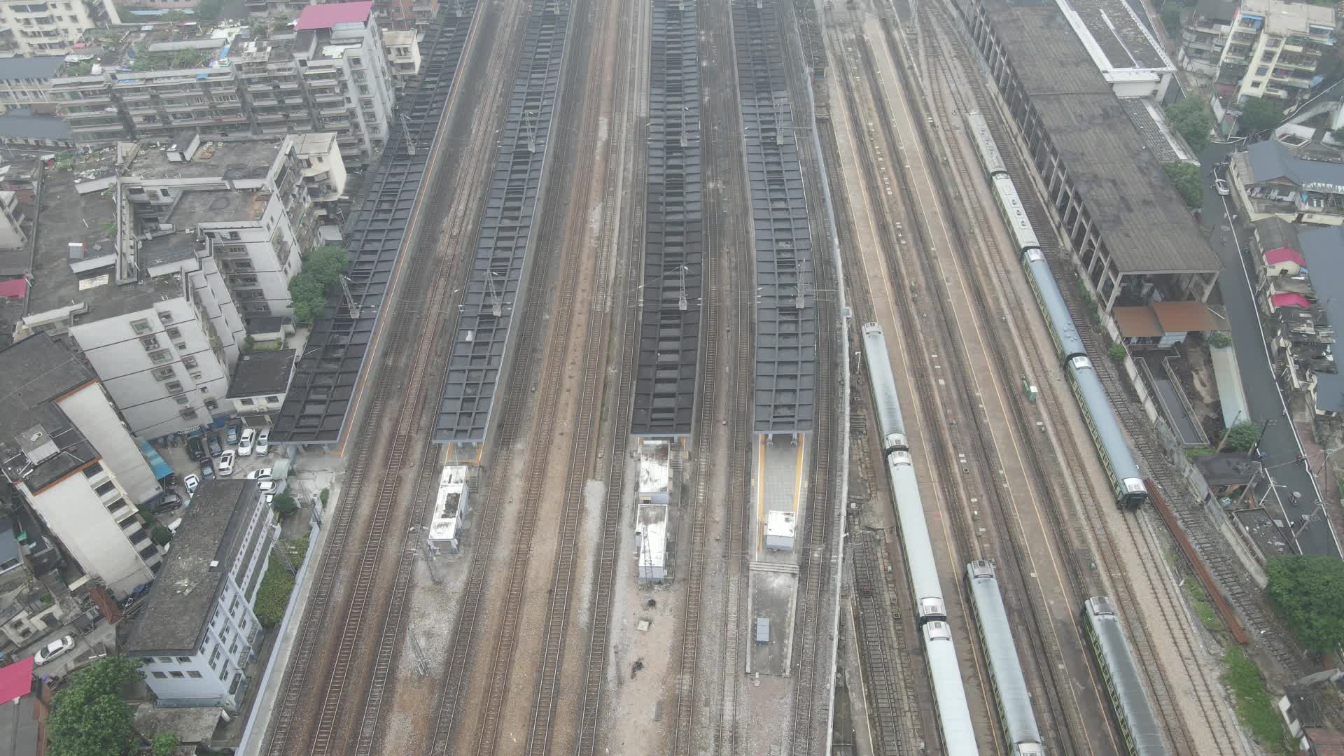 湖南衡阳火车轨道火车站4K航拍视频视频的预览图