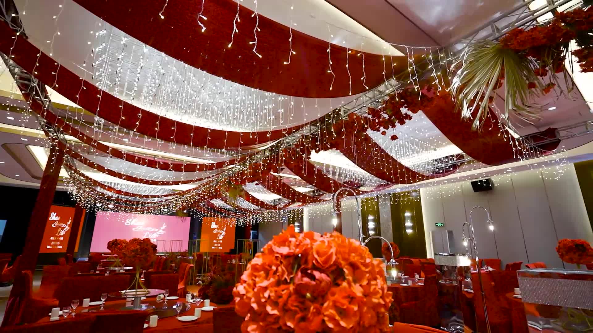 锡林浩特市建国饭店红色系婚礼布置夜晚4k拍摄空镜视频视频的预览图