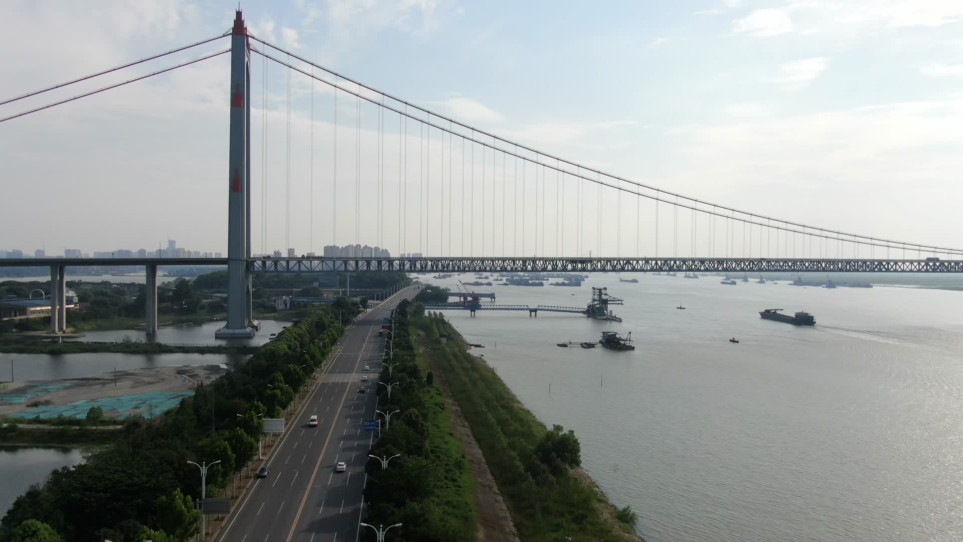 湖南岳阳洞庭湖大桥4K航拍视频视频的预览图