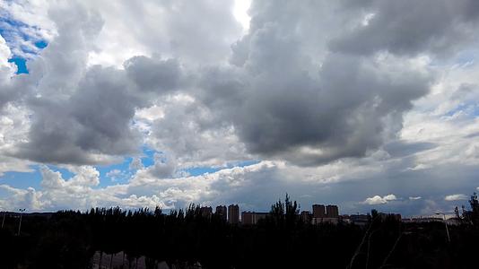 锡林浩特市城市湛蓝天空白云涌动午后4k拍摄延时视频视频的预览图
