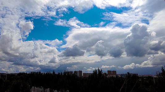 锡林浩特市城市湛蓝天空白云涌动午后4k拍摄延时视频视频的预览图