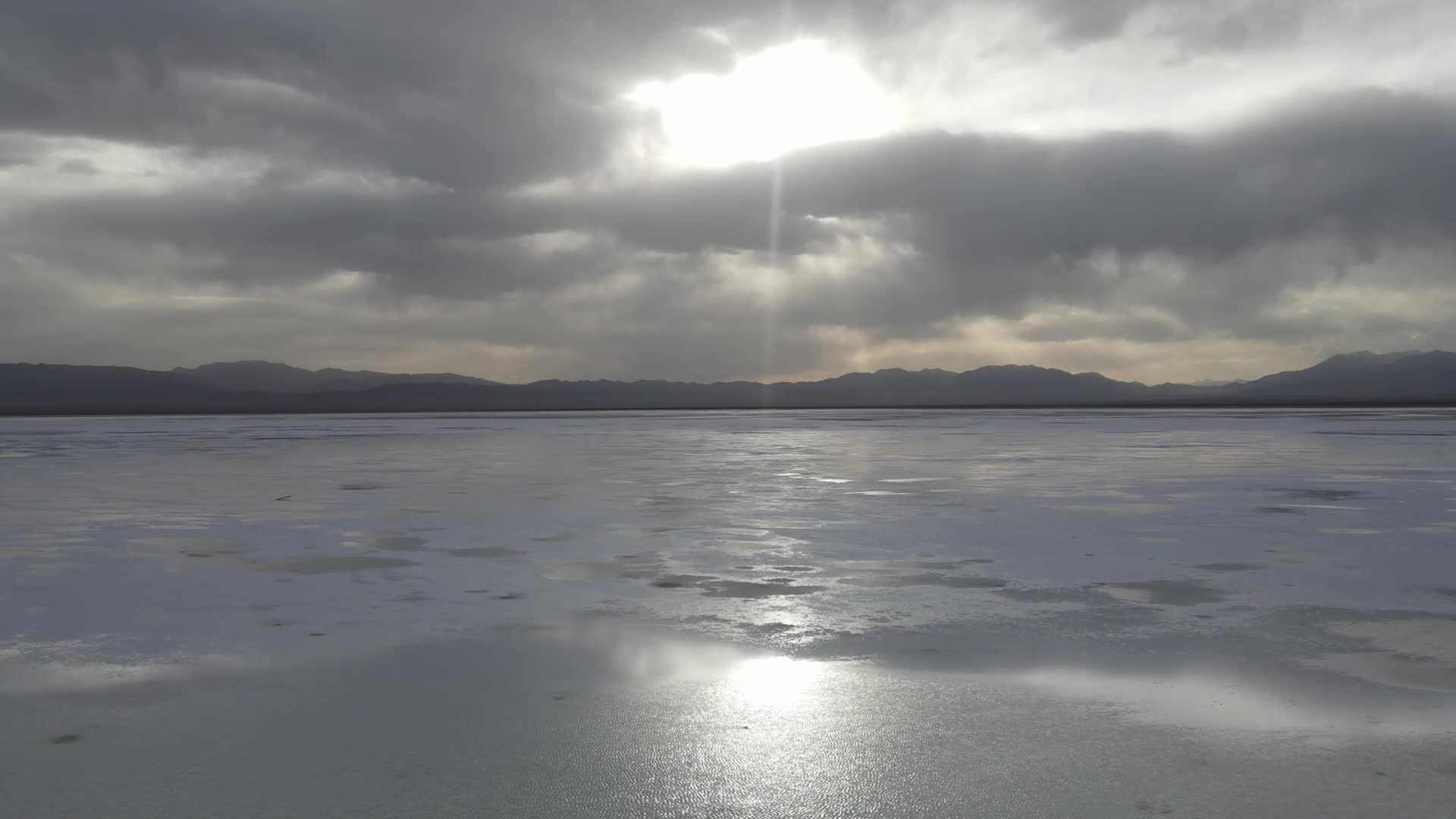 茶卡盐湖落日航拍视频的预览图