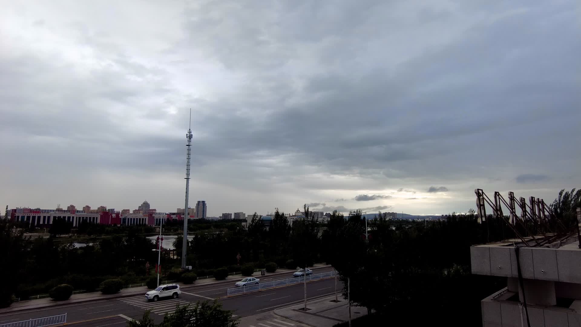 锡林浩特市暴雨前夕街道上空乌云翻滚午后4k拍摄延时视频视频的预览图