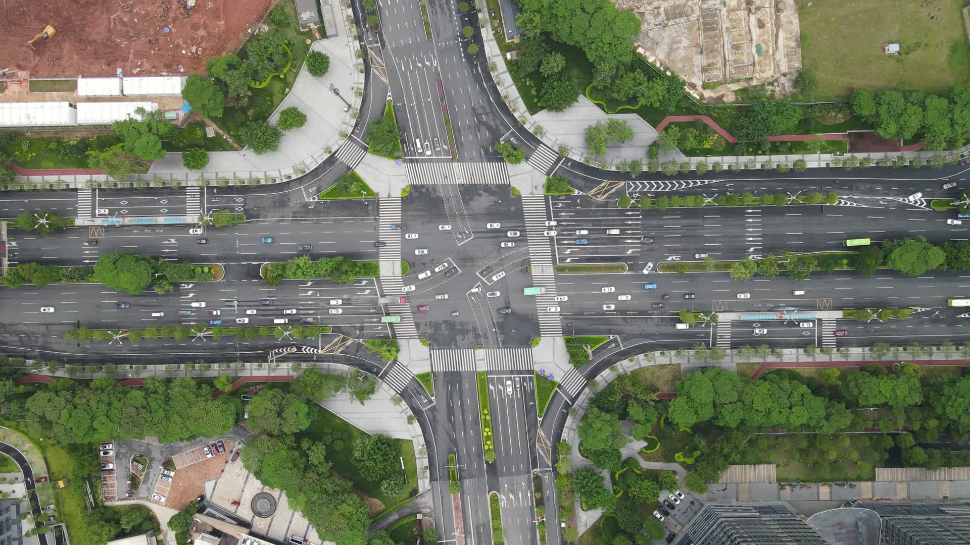 航拍城市十字路口交通视频视频的预览图