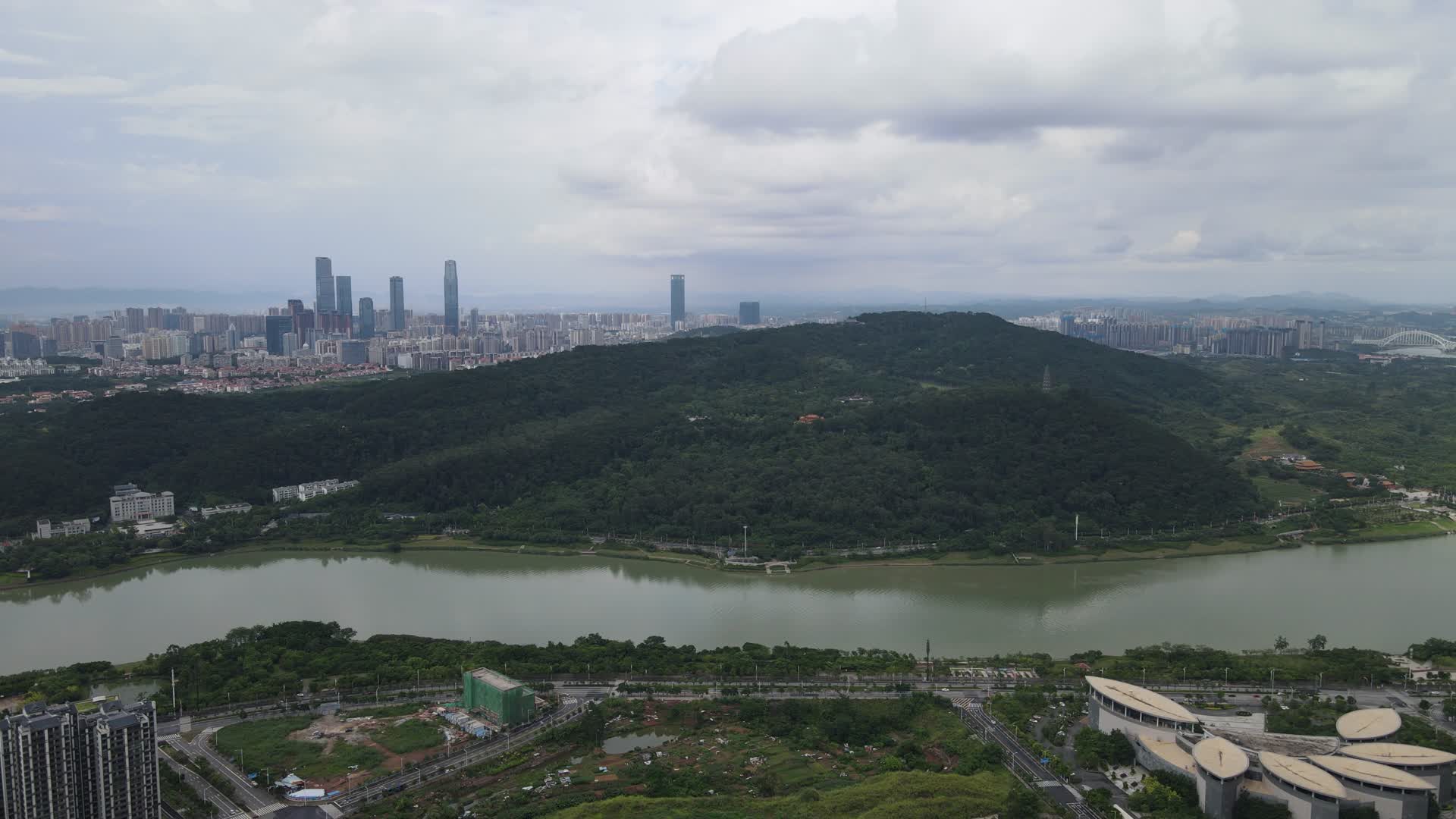 广西南宁青秀山全景航拍视频的预览图