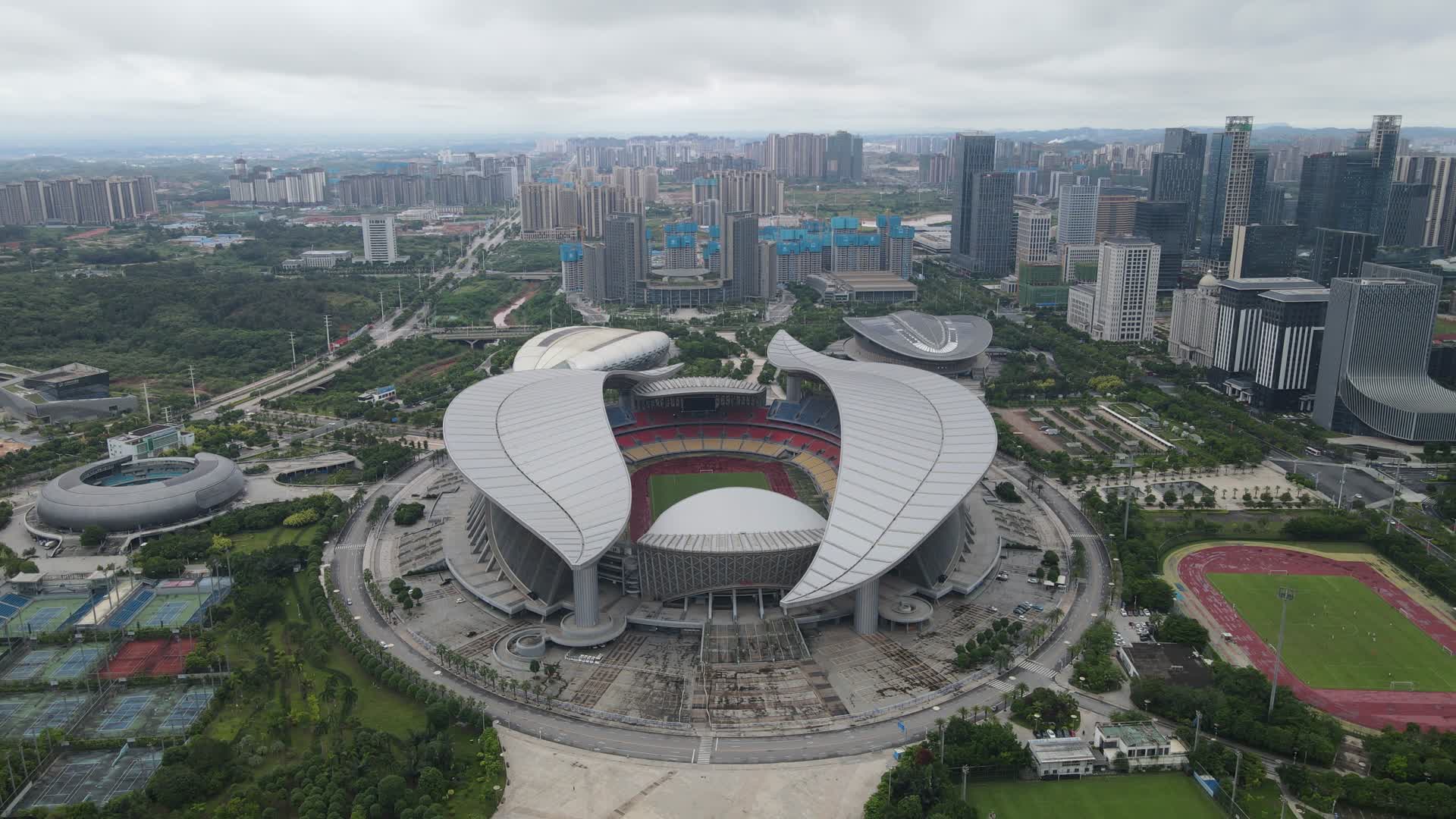 航拍南宁广西体育中心视频的预览图