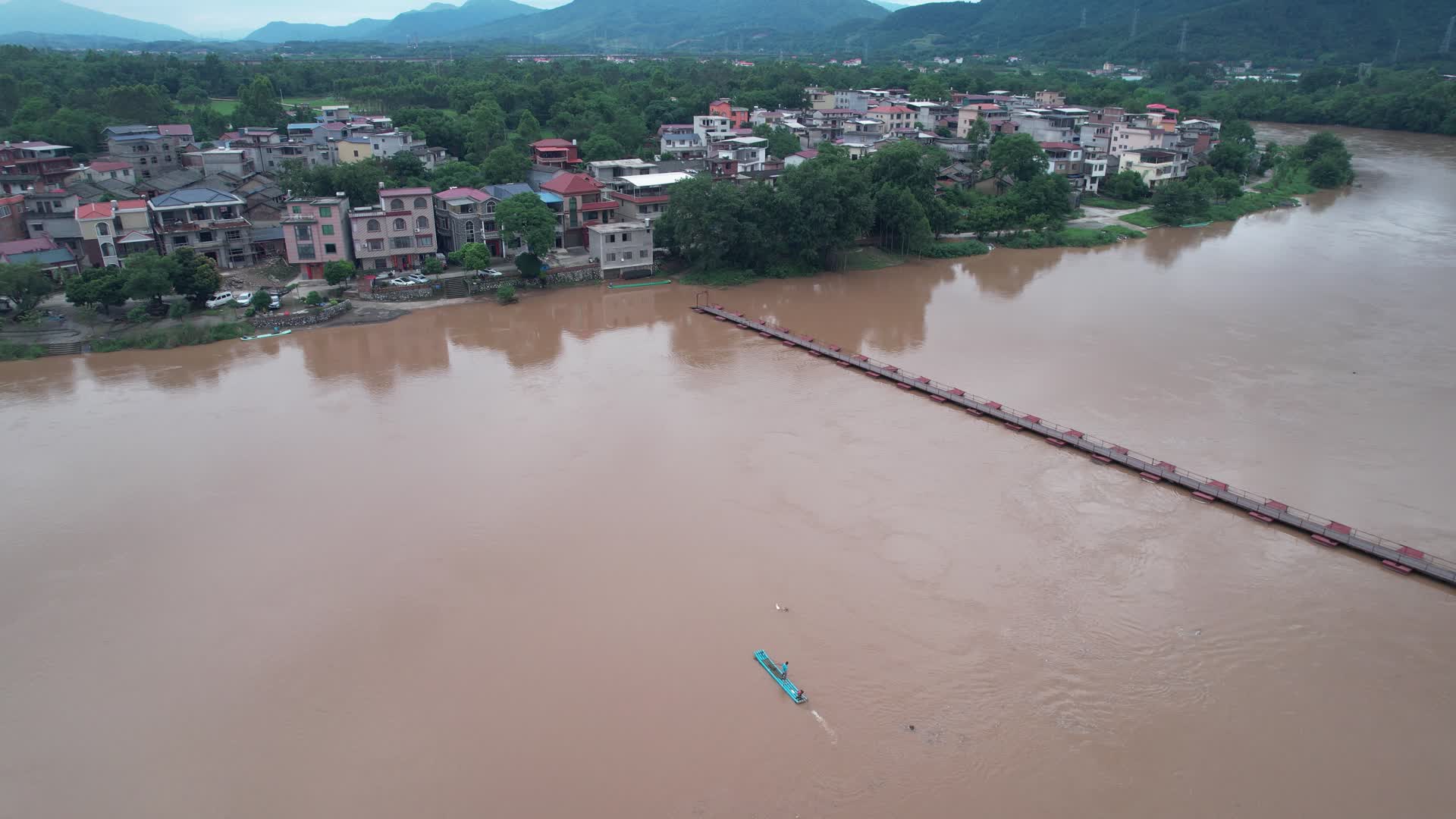 夏季洪水江河暴涨视频的预览图