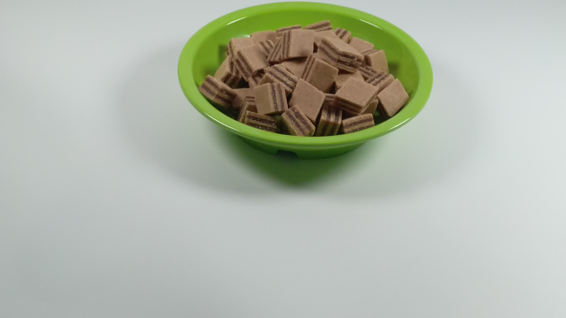 白底滑轨美食零食山楂条4K实拍视频视频的预览图
