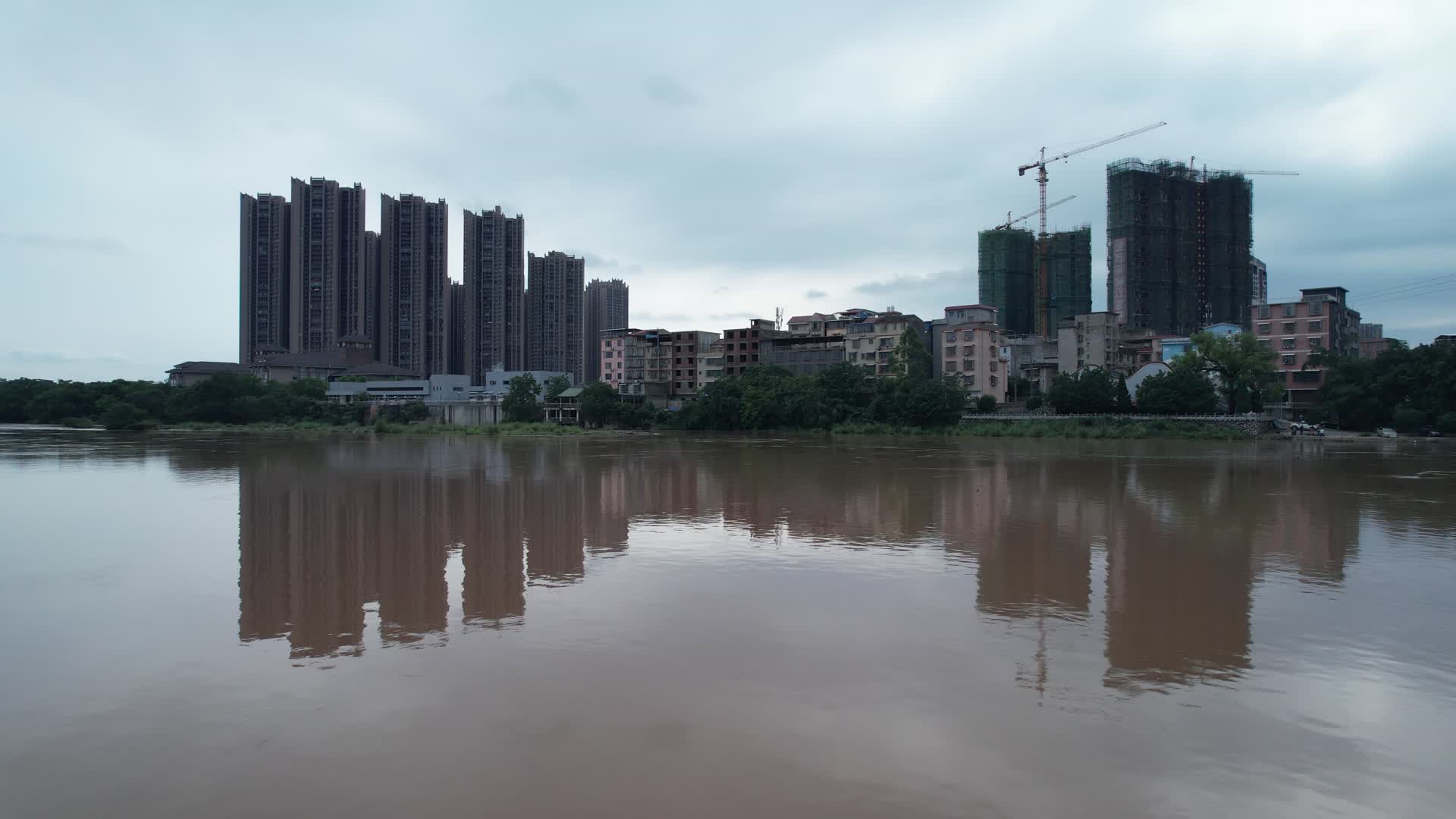 夏季城市洪水洪峰过境视频的预览图