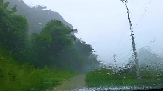 下雨天车窗外景色朦胧视频的预览图