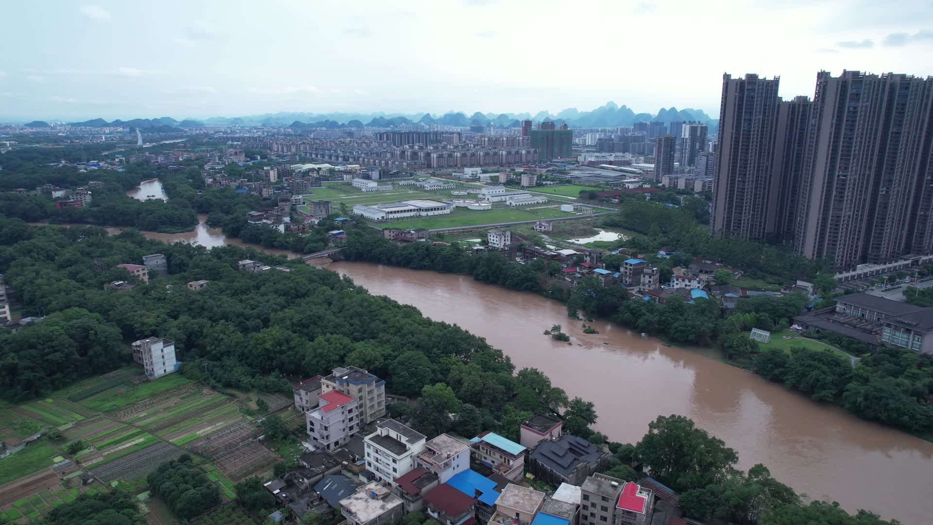 夏季城市洪水洪峰过境航拍视频的预览图