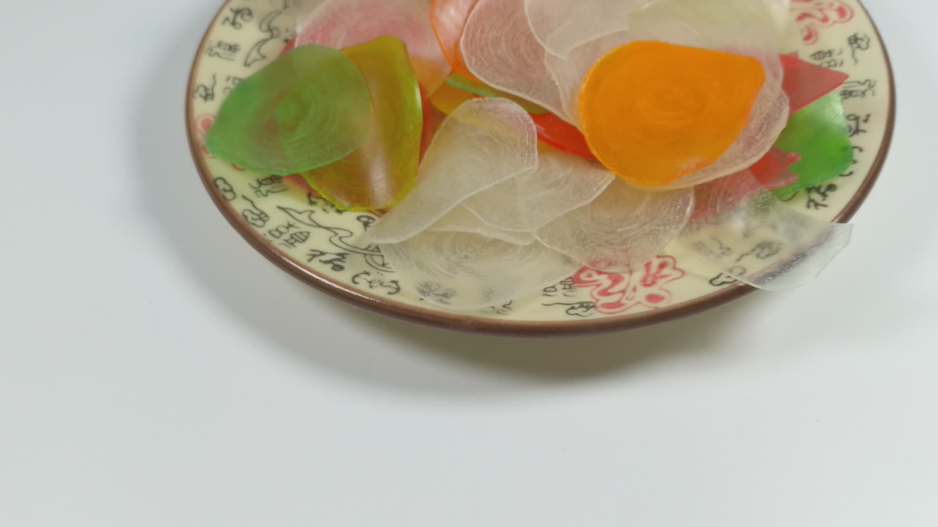 白底彩色虾片膨化食品零食4K实拍视频视频的预览图